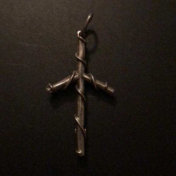 .925 Sterling Silver cross pendant - Picture 2 of 3